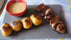 Magret grillé, pommes de terre à l'huile de truffes