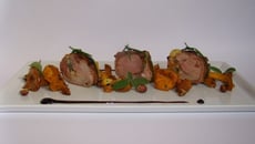Mignon de porc farci à la tomme et sauge, poêlée de girolles aux noisettes torréfiées