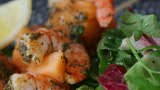 Brochettes de crevettes et melon au pesto
