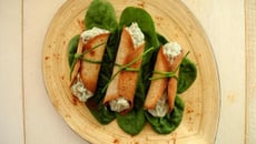 Cannoli à la crème de Roquefort, aux noix et tomates confites