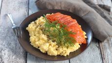 Œufs brouillés et gravlax de saumon