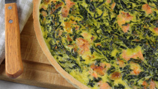 Quiche avec du saumon et des épinards