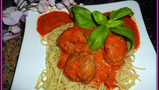 Spaghetti aux boulettes avec sa sauce tomate, lait de coco et amande.