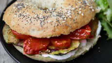 Bagel végétarien : mozzarella, aubergines et tomates confites