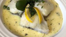 Sole de petit bateau au beurre citron, poireaux, truffes « sauce œuf coque »
