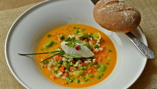 Roquefort Papillon en pain et crème, petits légumes de printemps