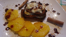 Mille feuilles de pain d'épices au miel de sarrazin, au pralin et au fromage de brebis accompagné de son émincé d'oranges caramélisées