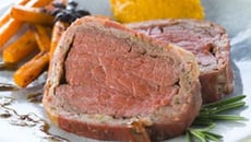 Rôti de bœuf surprise et son duo de carottes à la cannelle