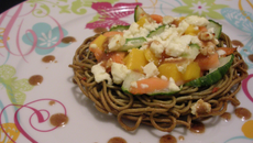Mini pizzas de spaghettis matcha au saumon fumé, mangue et féta