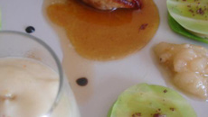 Suprême de pintade rôtie, jus réduit à l'ail de Lomagne et Floc de Gascogne, servie avec sa purée d'ail de Lomagne et son condiment à la poire, palets de foie gras du Gers en chou vert