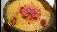 Mousse légère de mangue et biscuits rose