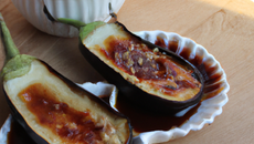 Aubergine au thé fumé, condiment ketchup-miso-poivrons