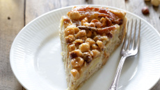 Tarte gourmande aux pommes, pâte d’amandes et amandes caramélisées