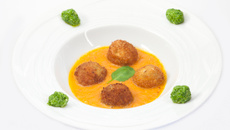 Cromesquis d'escargots au coulis de piquillos, pesto d'épinards