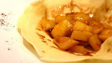 Crêpes à la mangue, vanille et rhum brun