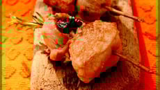 Brochette lard, pruneau et cochon