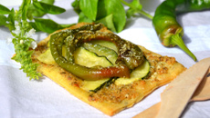 Tarte fine aux courgettes et piments doux sautés et au pesto de basilic