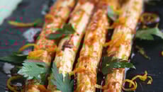 Asperges laquées au vinaigre à la pulpe de tomates, orange et miel