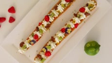 Éclairs géants à la vanille et aux fruits acidulés