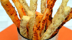 Gressini (gressins) au sésame et piment d'Espelette