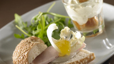 Verrine sucrée-salée de poires et coings caramélisés et espuma de Bresse Bleu