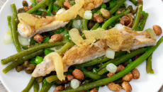 Bar de pêche côtier parsemé de noisette, haricots tarbais en vinaigrette et pignons de pin