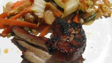 Travers de porc laqué et ses légumes wok
