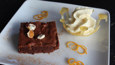 Fondant Chocolat-Nougat et mousse siphonée de clémentine à la cannelle