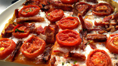 Tarte à la tomate et aux lardons