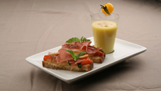 Gaspacho de tomates jaunes, brucchetta tomate mozza et jambon d'Aoste
