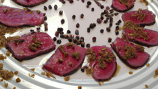 Carpaccio de magret et copeaux de foie gras au poivre rose de Bourbon