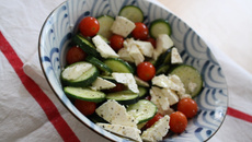 Salade croquante de jeunes courgettes, tomates cerises et feta