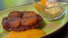 Tarte tatin d'abricots épicée accompagnée de sa glace et de son coulis
