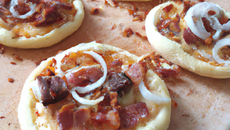 Mini pizza au chèvre, lardons fumés et ses oignons