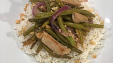 Dinde sautée au gingembre, haricots verts et riz parfumé au combawa