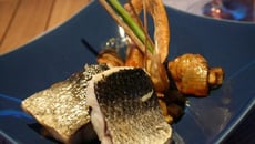 Pavé de loup, aubergines et artichauts poivrade