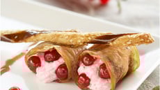 Cannelloni d'aubergines au miel et à la cardamome verte farcie de mousse de yaourt aux groseilles, sucre d'orge au sésame et à l'aubergine