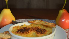 Crumble de poires des vergers d'Ale de France sur crème brûlée aux coquelicots de Nemours