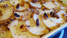 Gratin de poires williams aux amandes et noisettes concassées