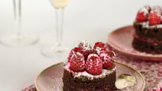 Gâteau au chocolat noir et framboises