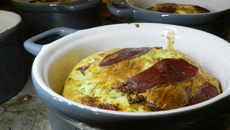Flans aux champignons, magret fumé et oignons