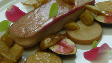 Foie gras poêllé aux pommes et rhubarbe