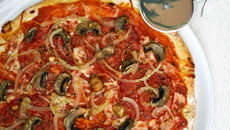 Pizza volcana : salami piquant, champignons et oignons