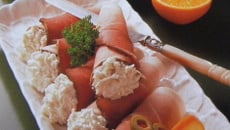 Petits rouleaux de jambon cuit farci de crème fouettée avec du raifort râpé