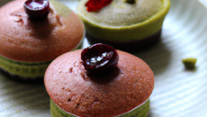 Petits cakes au matcha et au cassis