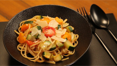 Pâtes aux tomates et courgettes cuisinées à la sauteuse