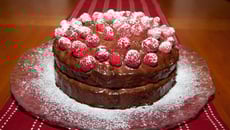 Gâteau aux framboises fourre au chocolat