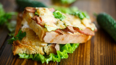 Tartines au fromage et au lard