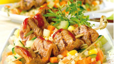 Mini brochettes de porc mariné