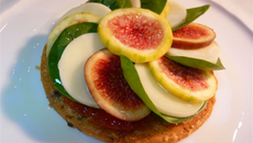 Rosace de pur Brebis et figues sur un sablé aux noix